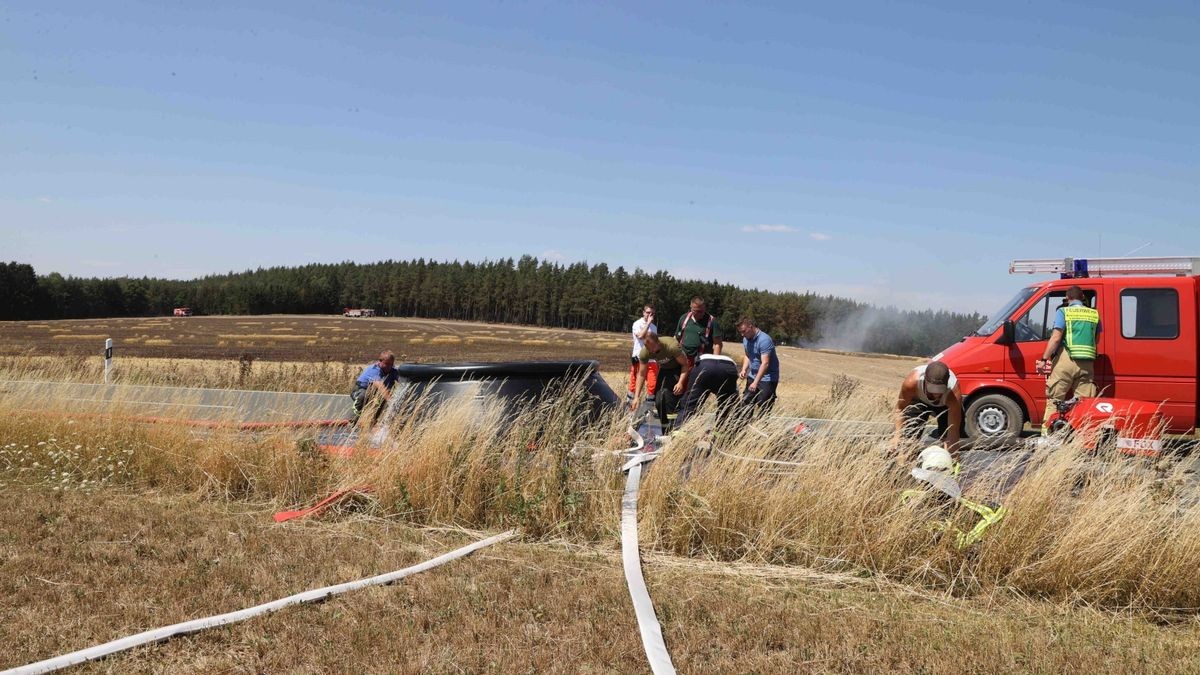 Mehrere Feuerwehren sind zurzeit im Landkreis Greiz im Einsatz. Dort brennen sowohl ein Wald als auch ein angrenzendes Feldstück.