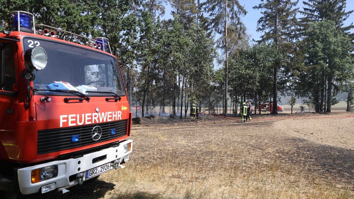 Mehrere Feuerwehren sind zurzeit im Landkreis Greiz im Einsatz. Dort brennen sowohl ein Wald als auch ein angrenzendes Feldstück.