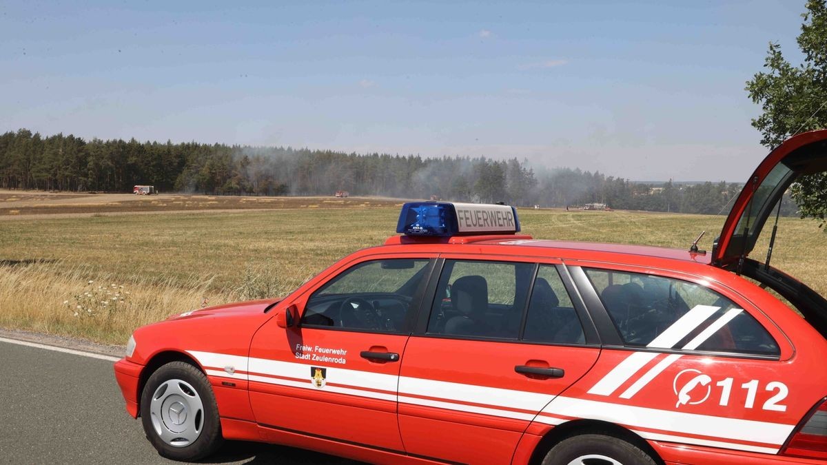 Mehrere Feuerwehren sind zurzeit im Landkreis Greiz im Einsatz. Dort brennen sowohl ein Wald als auch ein angrenzendes Feldstück.