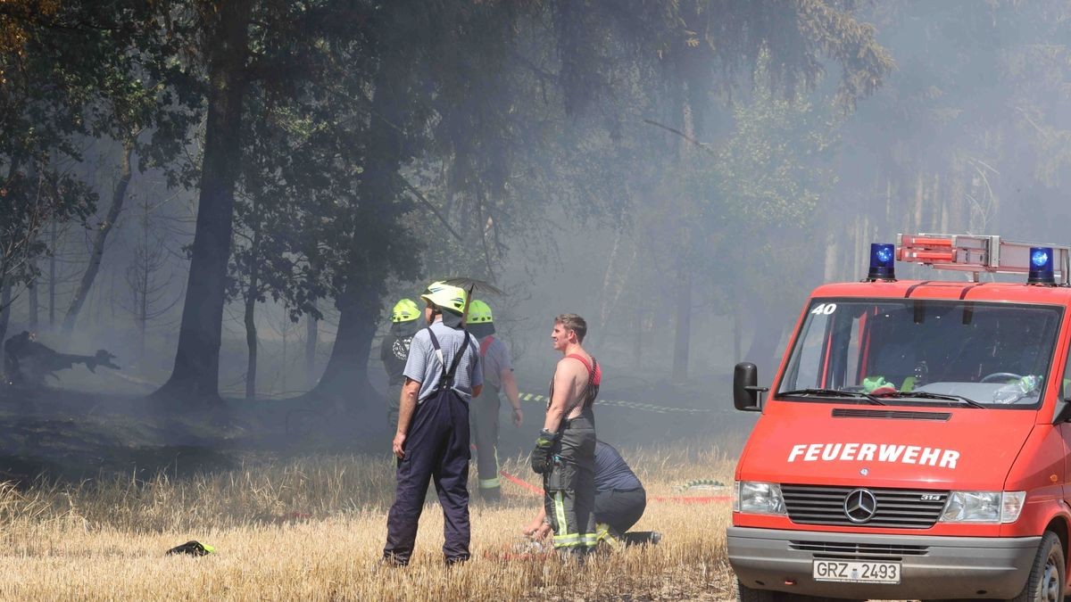 Feuerwehren aus dem Umkreis wurden zum Löschen hinzugezogen. Landwirtschaften unterstützen sie bei der Löschwasserversorgung vor Ort.