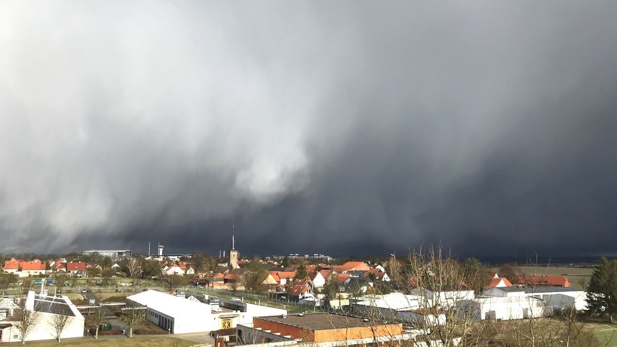 Laut Deutschem Wetterdienst steigen die Temperaturen am Montag noch einmal auf 33 bis 36 Grad.