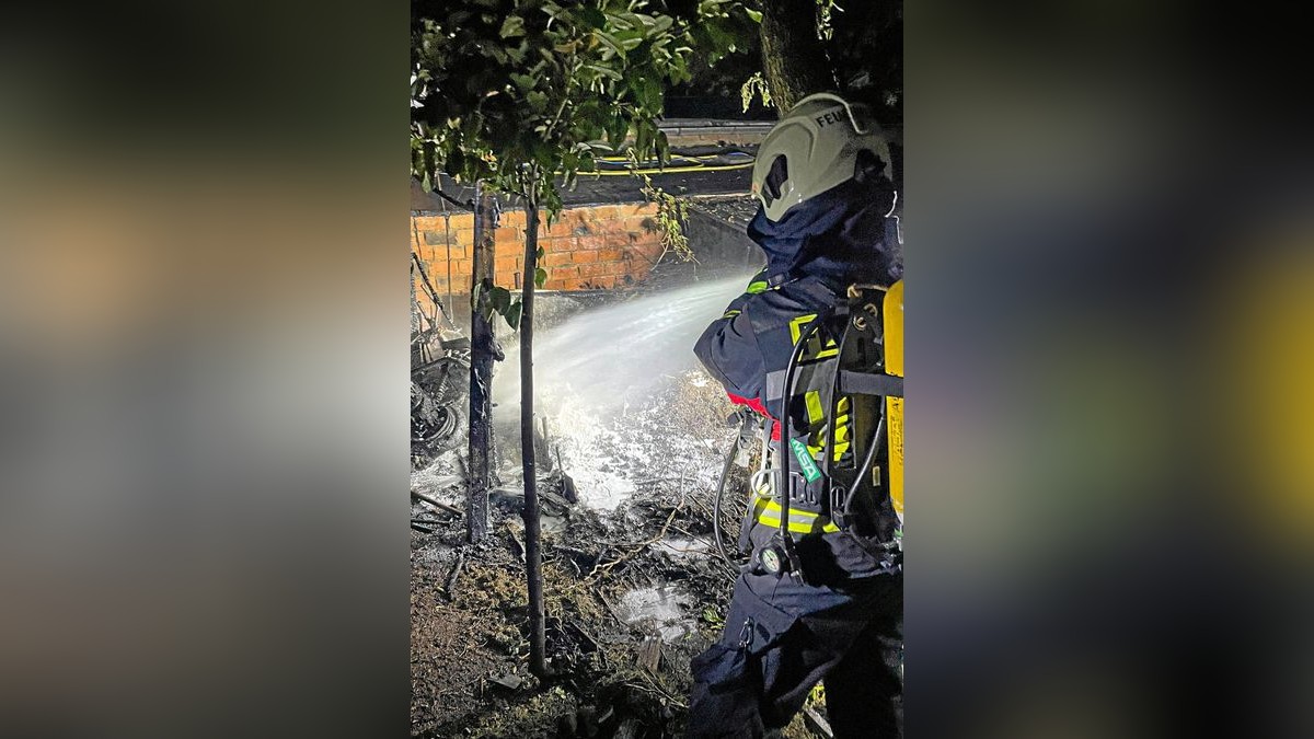Unterstand und Moped in Eisenberger Garten abgebrannt
