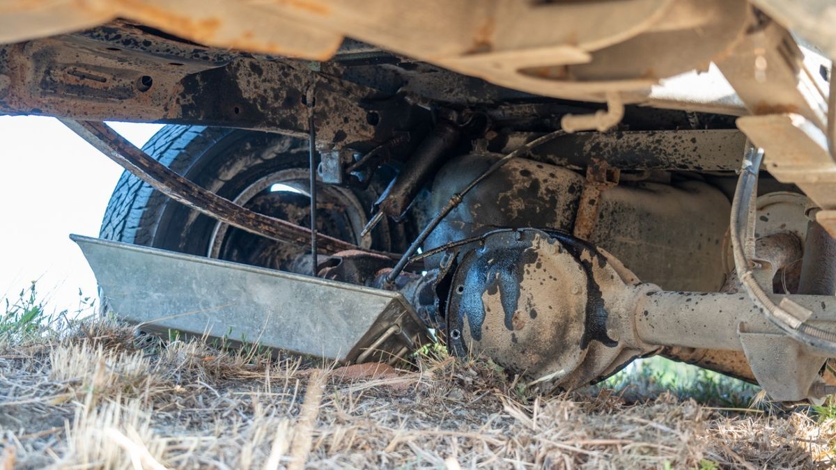 Der Fahrer des VW konnte sich selbstständig über die Beifahrerseite des Fahrzeuges befreien. 