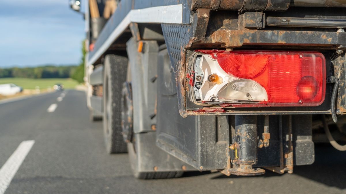 Beide Personen wurden bei dem Unfall schwer verletzt. 