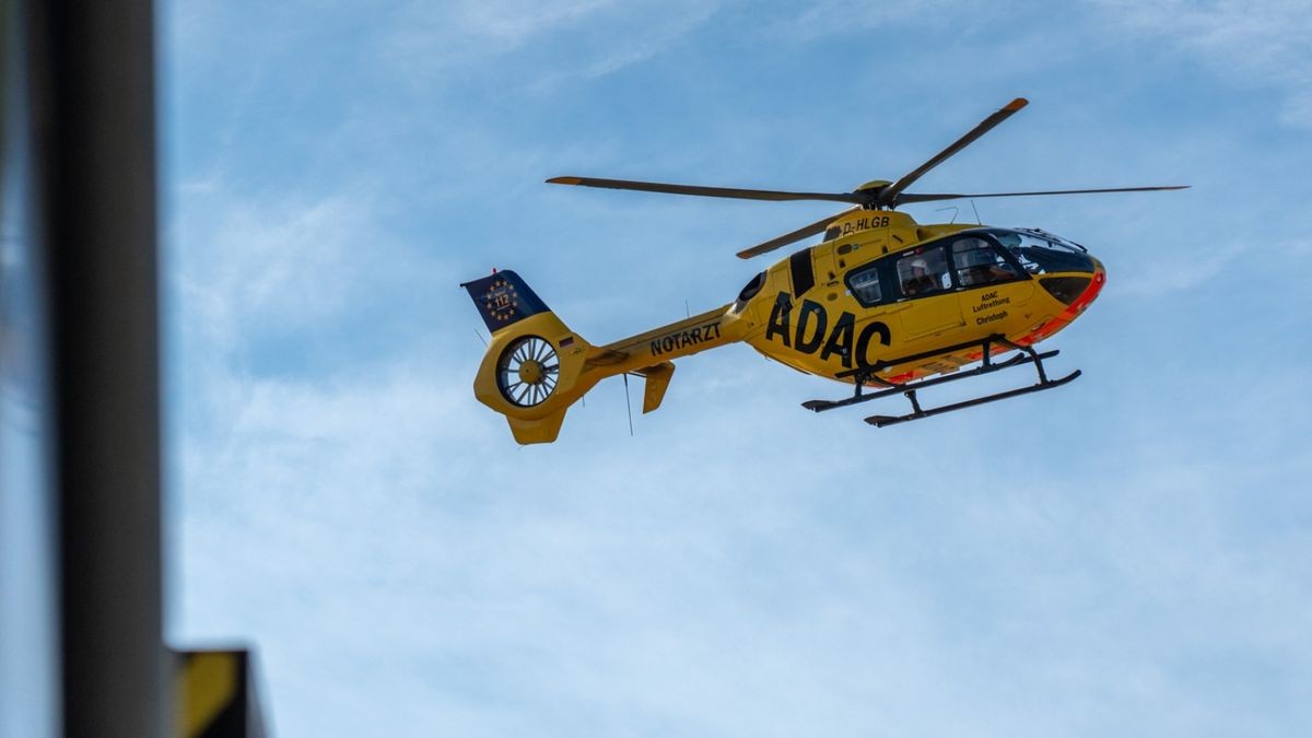 Er brachte einen weiteren Notarzt zur Unfallstelle, flog dann jedoch leer zurück, während die Frau im Rettungswagen nach Bad Berka gebracht wurde. 