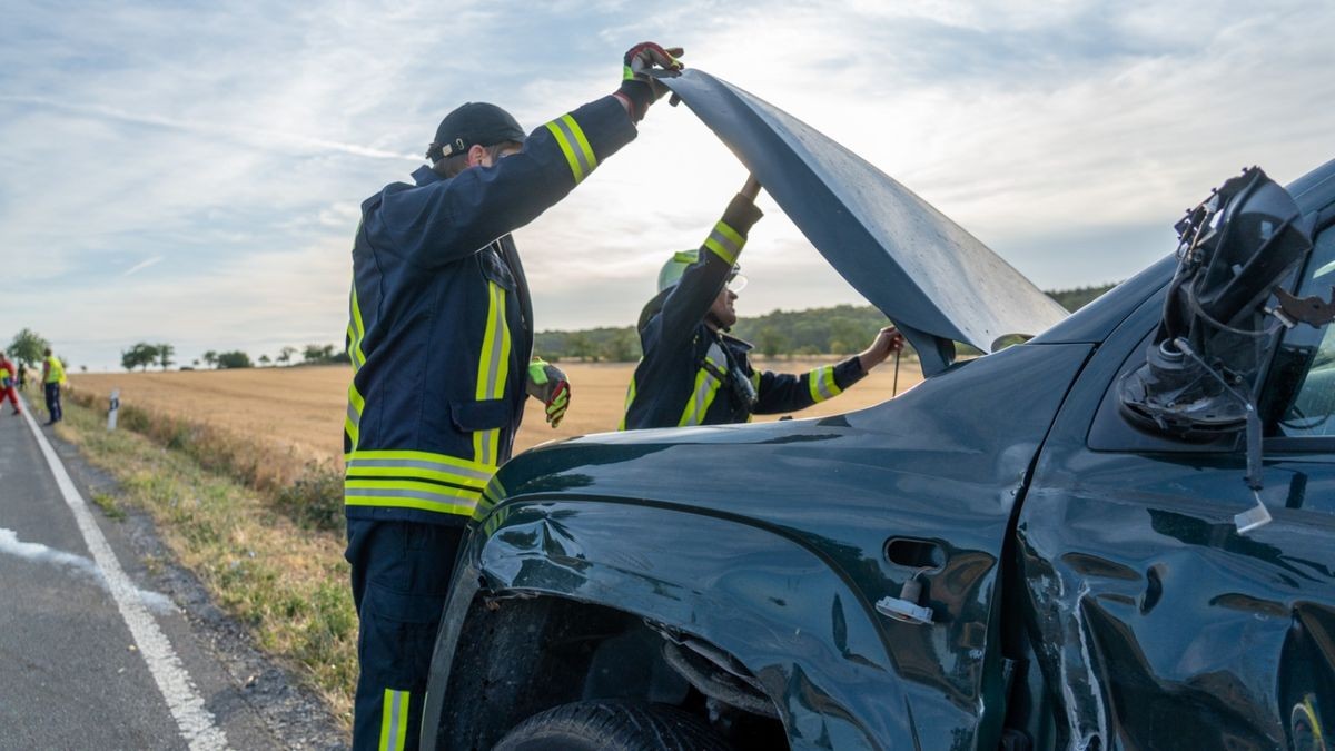 Beide Personen wurden bei dem Unfall schwer verletzt. 