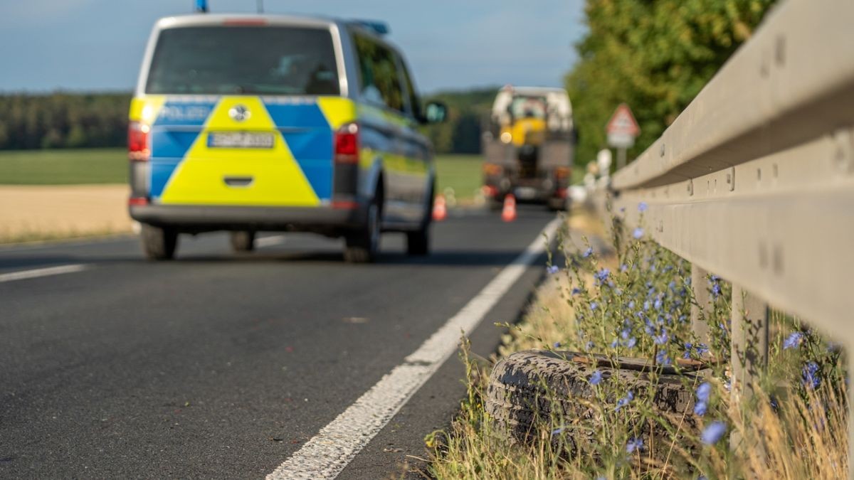 Ersthelfer kümmerten sich um die Verletzten. Der Mann wurde mit einem Rettungswagen in das Klinikum Saalfeld gebracht, ... 