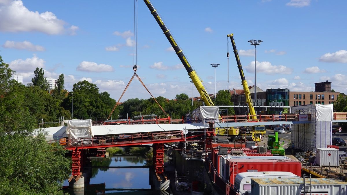 Nahe des Erfurter Hauptbahnhofs ist am Dienstagvormittag das letzte Teil für das Promenadendeck eingehoben worden.