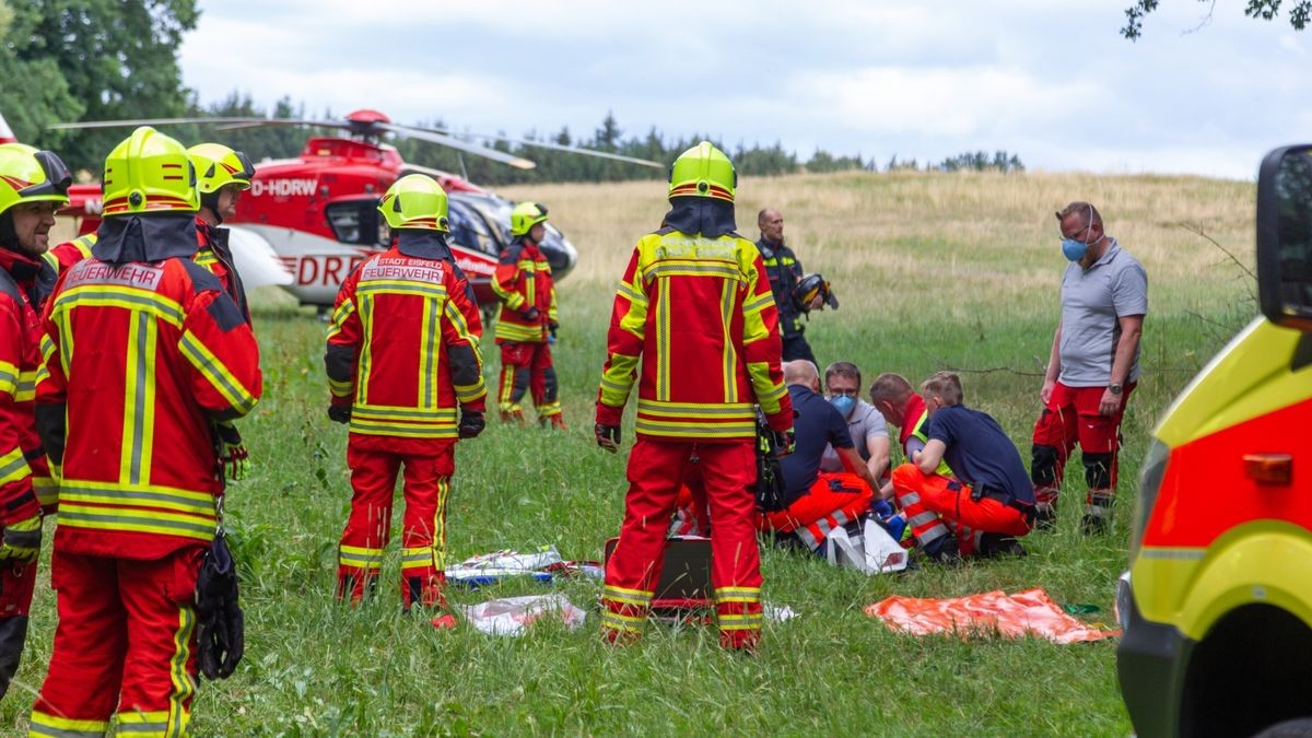 Auf der B89 bei Eisfeld hat es am Dienstag einen schweren Unfall gegeben. Ein BMW-Fahrer war von der Straße abgekommen, einen Berg hinuntergerutscht und anschließend noch etwa 100 Meter auf der Leitplanke entlanggefahren.