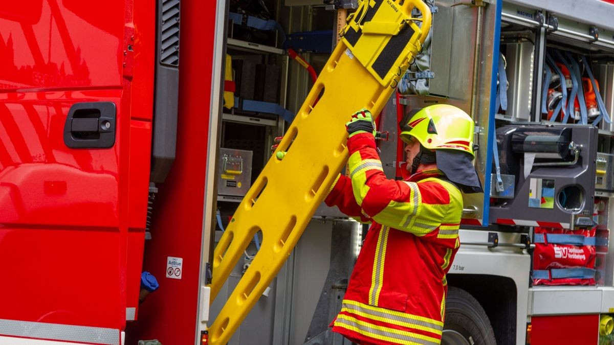 Auf der B89 bei Eisfeld hat es am Dienstag einen schweren Unfall gegeben. Ein BMW-Fahrer war von der Straße abgekommen, einen Berg hinuntergerutscht und anschließend noch etwa 100 Meter auf der Leitplanke entlanggefahren.