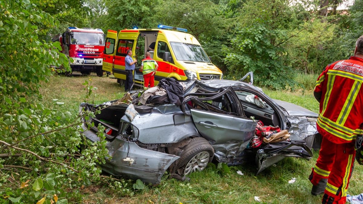 Aus bislang unbekannter Ursache war ein BMW-Fahrer von der Straße abgekommen und einen Berg hinuntergerauscht.