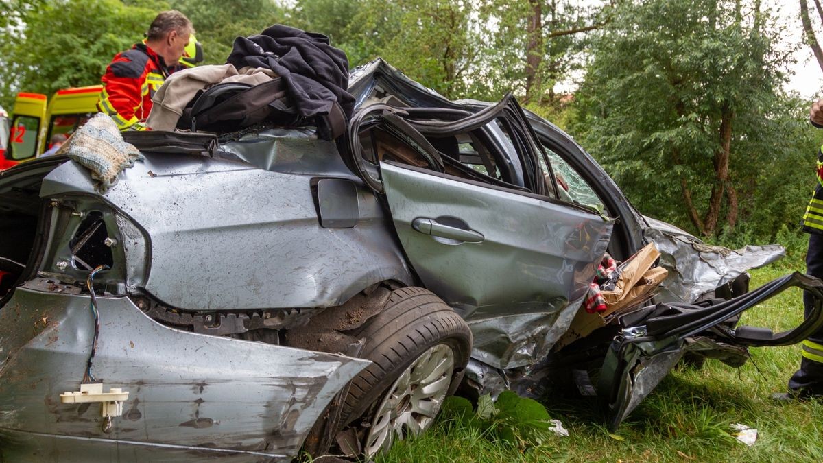 Auf der B89 bei Eisfeld hat es am Dienstag einen schweren Unfall gegeben. Ein BMW-Fahrer war von der Straße abgekommen, einen Berg hinuntergerutscht und anschließend noch etwa 100 Meter auf der Leitplanke entlanggefahren.