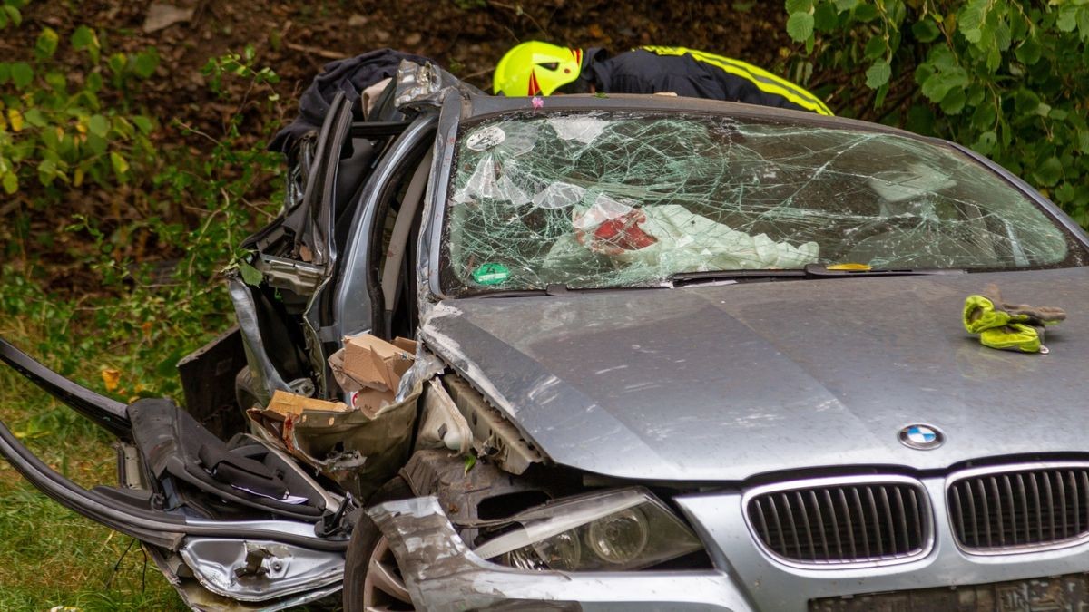 Auf der B89 bei Eisfeld hat es am Dienstag einen schweren Unfall gegeben. Ein BMW-Fahrer war von der Straße abgekommen, einen Berg hinuntergerutscht und anschließend noch etwa 100 Meter auf der Leitplanke entlanggefahren.