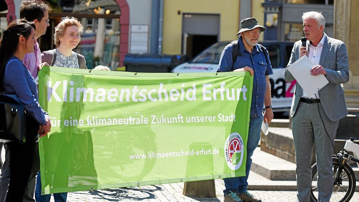 Die Initiatoren übergaben den Antrag zum Klimaentscheid am 1. Juni an Oberbürgermeister Bausewein (rechts / Archivfoto).