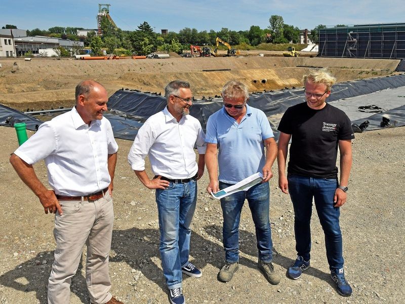 Bochum Gewerbefläche der Zukunft mit Teich und Wildblumen