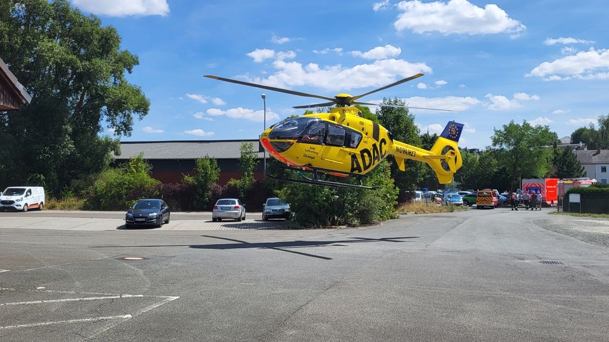 Während es für den Piloten des Rettungshubschraubers relativ eng zuging, hatten die Retter am Patienten alle Hände voll zu tun, um schnell, effektiv und möglichst schmerzfrei zu helfen. 