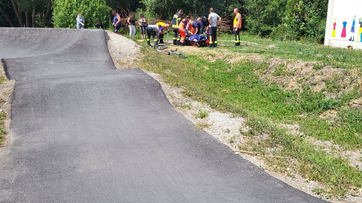 Nach wenigen Minuten konnte der Junge aus der misslichen Lage befreit und zur Behandlung mit dem Hubschrauber ins Unfallklinikum nach Jena geflogen werden.