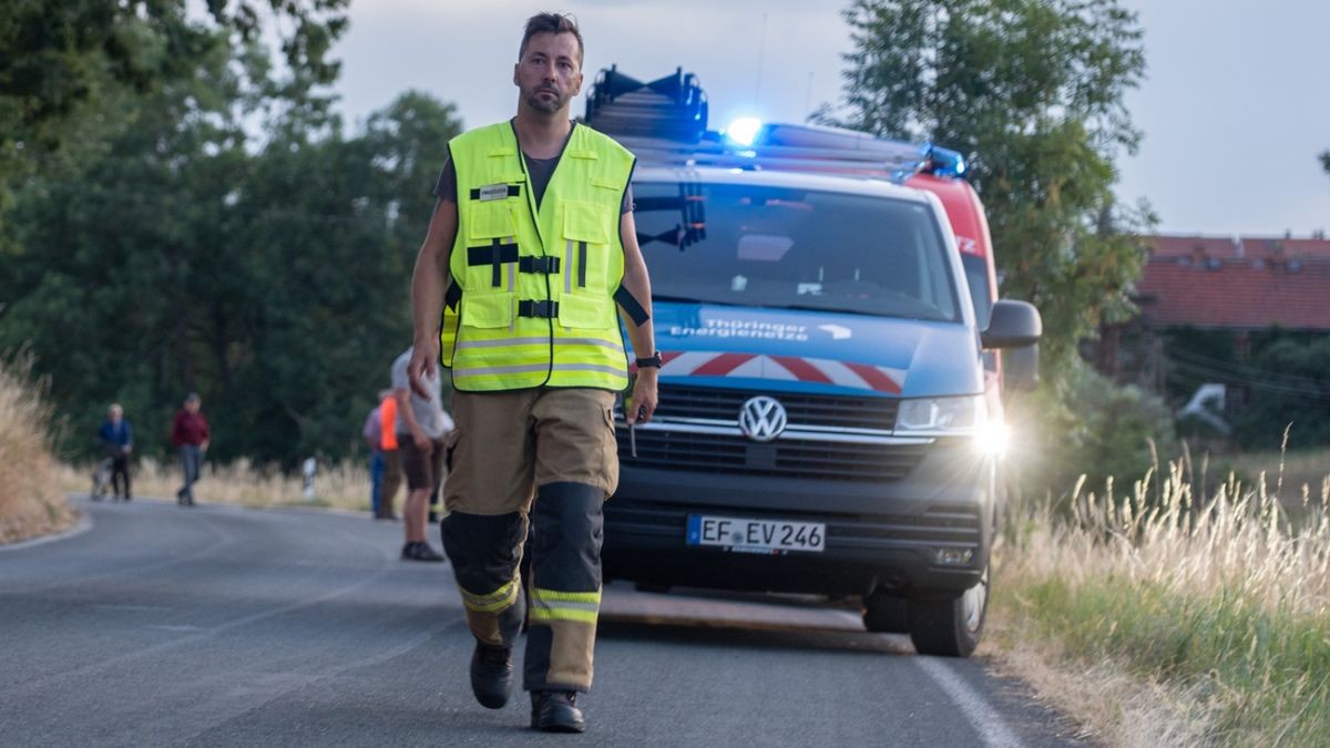 Rund 100 Feuerwehrleute aus dem gesamten Landkreis waren unter Leitung von Nico Freitag, dem Ortsbrandmeister der Gemeinde Uhlstädt-Kirchhasel, im Einsatz.