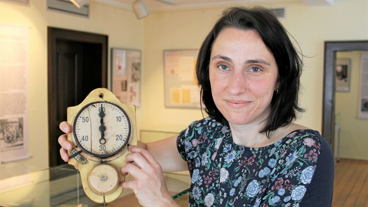 Kuratorin Linda Schmelz zeigt eine Dauerwellen-Uhr aus den 50er Jahren.