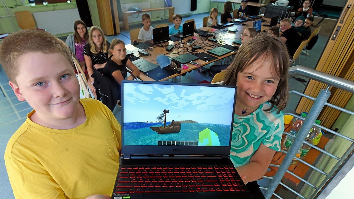 Im Stadtteilzentrum am Herrenberg gestalteten Kinder und Jugendliche im Rahmen eines Workshops eigene Häuser und Wohlfühlorte im Computerspiel Minecraft. Im Bild: Mika und Anna