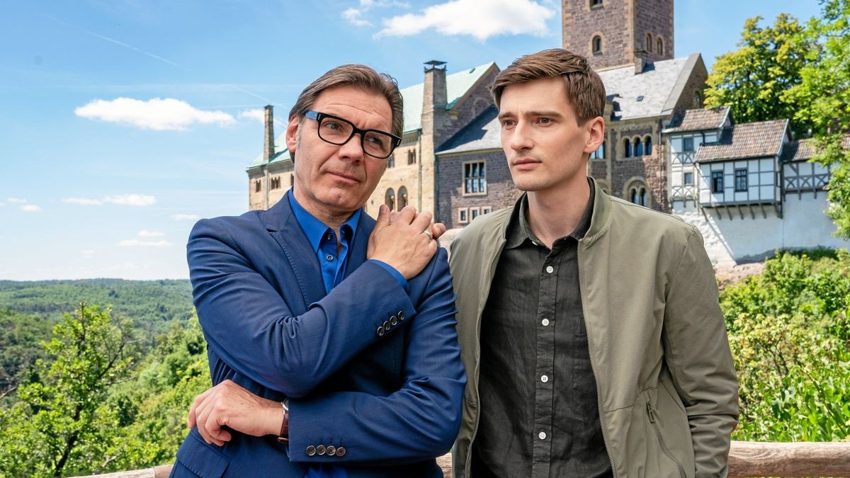 Burghauptmann Georg (Max Hopp) und Sohn Paul (Sebastian Schneider) führen vor der Kulisse der Wartburg ein ernstes Gespräch. 