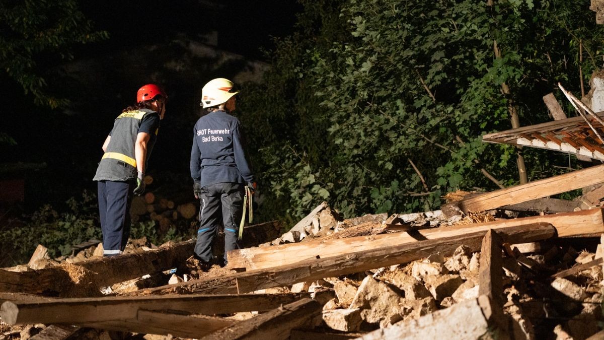 Da nicht ausgeschlossen werden konnte, dass sich Personen unter den Trümmern befinden, wurde die Rettungshundestaffel aus Bad Berka alarmiert. 