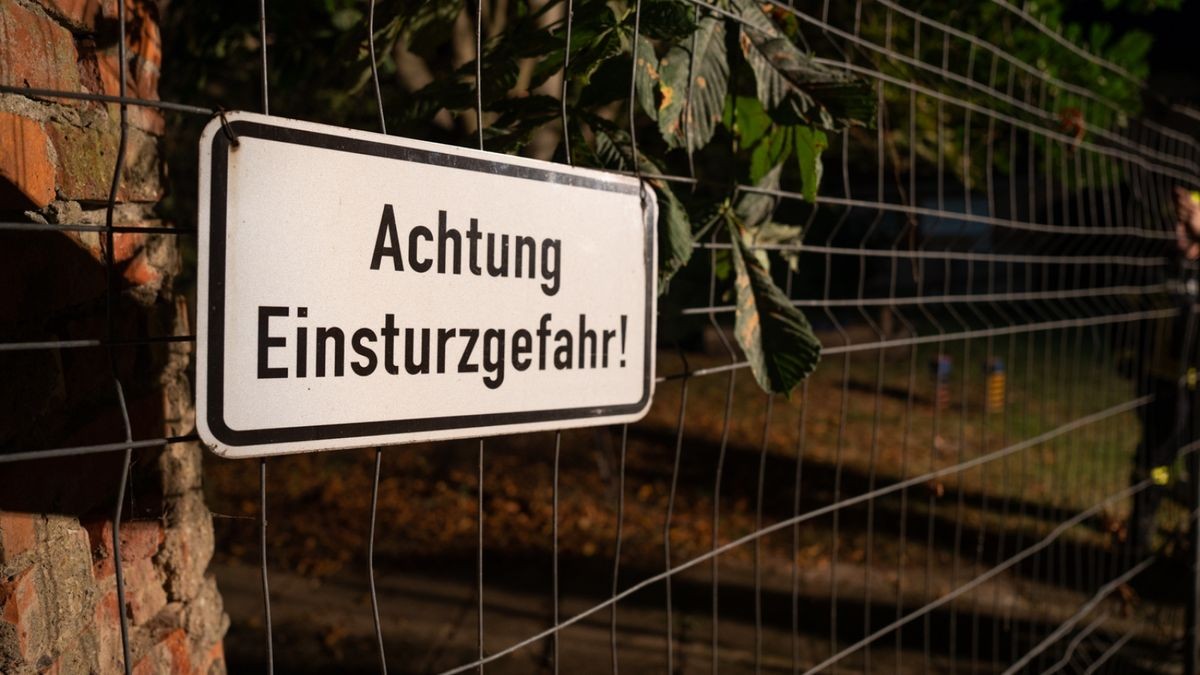 Zur Sicherung wurde das Gebäude weiträumig mit Bauzäunen abgesperrt.