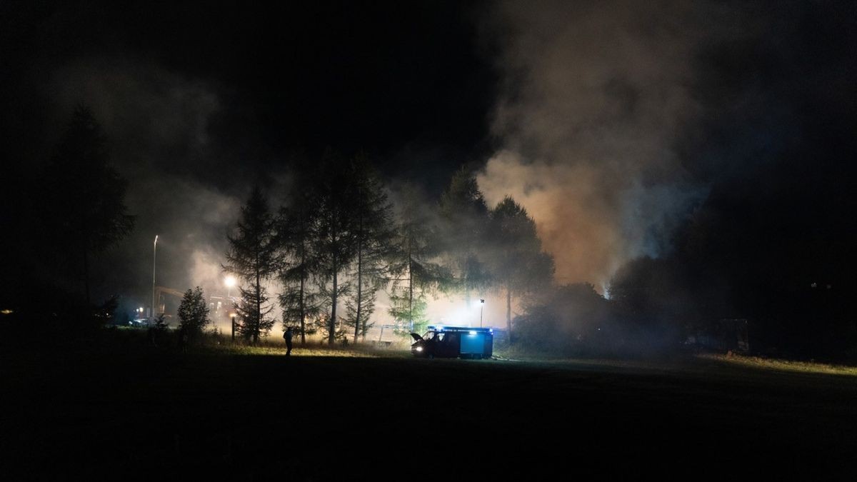 In Langenwetzendorf bei Greiz hat Freitagabend die Scheune eines Vierseitenhofs gebrannt. Die Brandursache ist noch unklar.