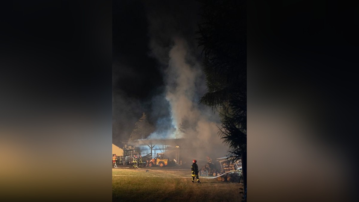 In Langenwetzendorf bei Greiz hat Freitagabend die Scheune eines Vierseitenhofs gebrannt. Die Brandursache ist noch unklar.