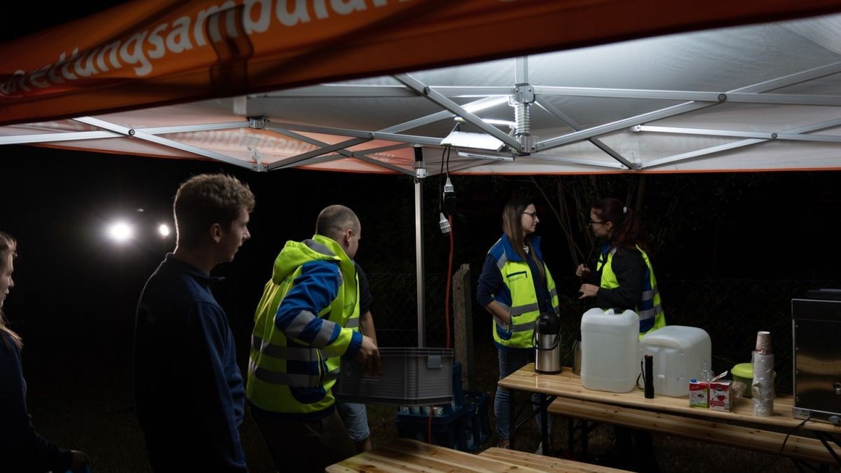 In Langenwetzendorf bei Greiz hat Freitagabend die Scheune eines Vierseitenhofs gebrannt. Die Brandursache ist noch unklar.