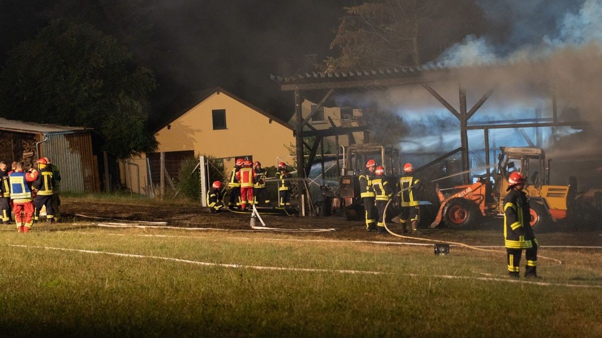 In Langenwetzendorf bei Greiz hat Freitagabend die Scheune eines Vierseitenhofs gebrannt. Die Brandursache ist noch unklar.