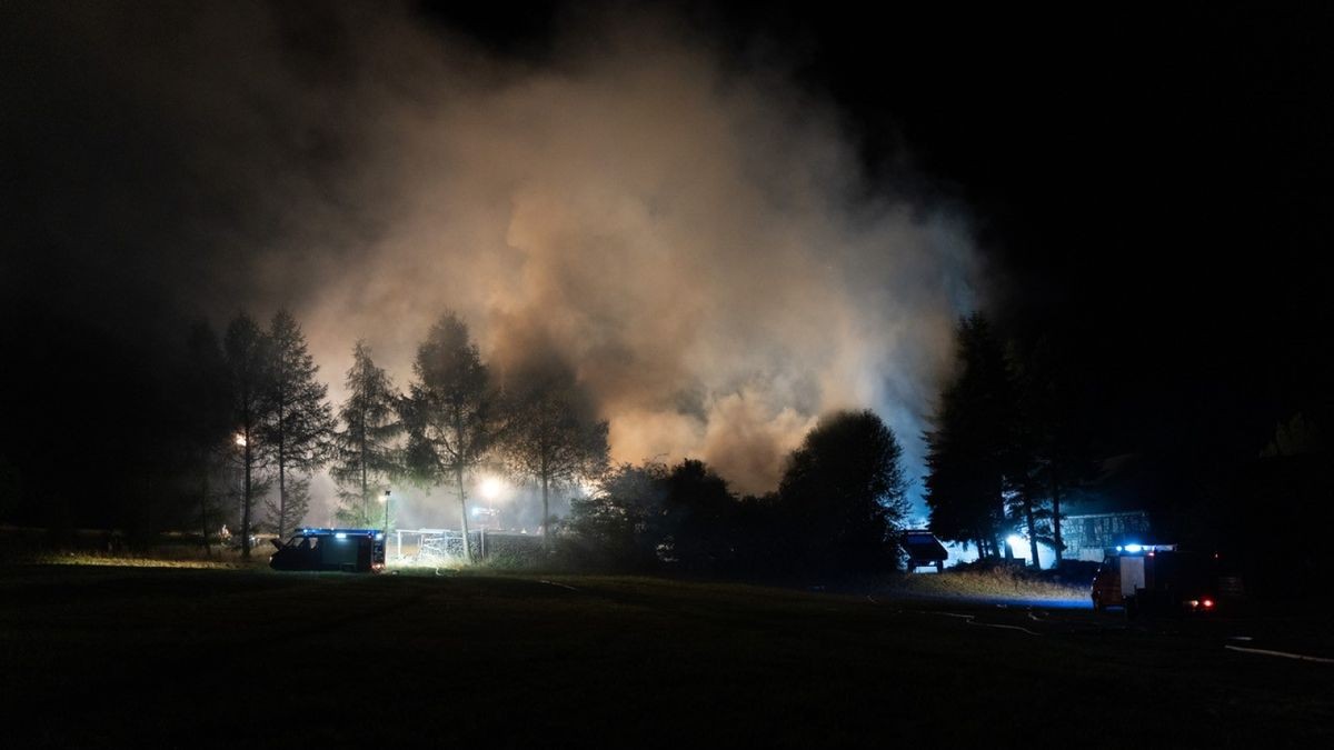 In Langenwetzendorf bei Greiz hat Freitagabend die Scheune eines Vierseitenhofs gebrannt. Die Brandursache ist noch unklar.