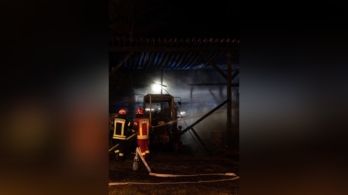 In Langenwetzendorf bei Greiz hat Freitagabend die Scheune eines Vierseitenhofs gebrannt. Die Brandursache ist noch unklar.