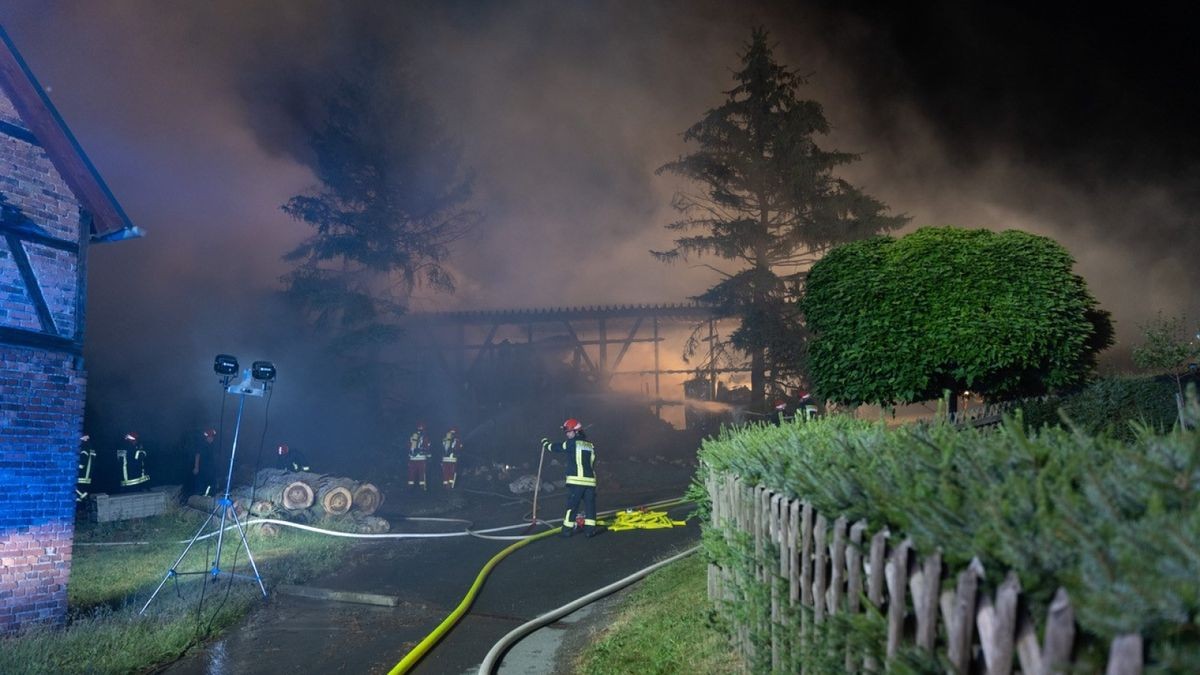 In Langenwetzendorf bei Greiz hat Freitagabend die Scheune eines Vierseitenhofs gebrannt. Die Brandursache ist noch unklar.