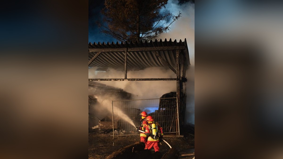 In Langenwetzendorf bei Greiz hat Freitagabend die Scheune eines Vierseitenhofs gebrannt. Die Brandursache ist noch unklar.