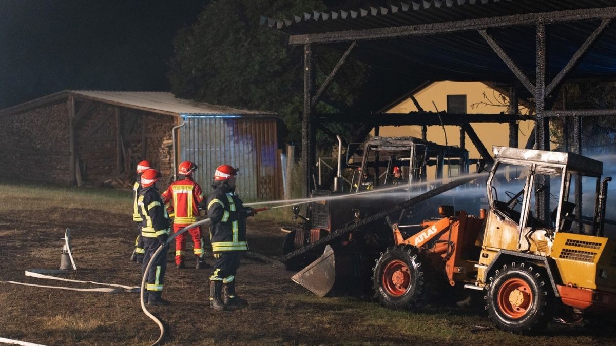 In Langenwetzendorf bei Greiz hat Freitagabend die Scheune eines Vierseitenhofs gebrannt. Die Brandursache ist noch unklar.