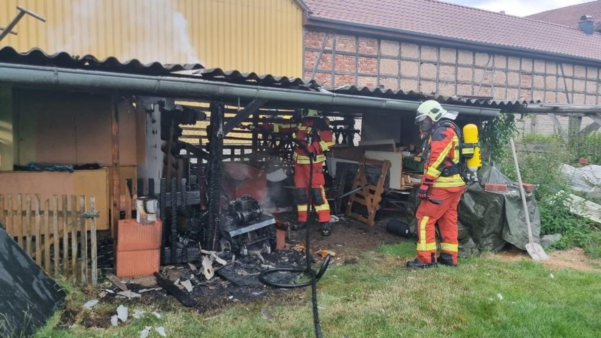 Ein Geräteschuppen ist am Freitagabend in Bad Tennstedt in der Nähe der Promenade abgebrannt.