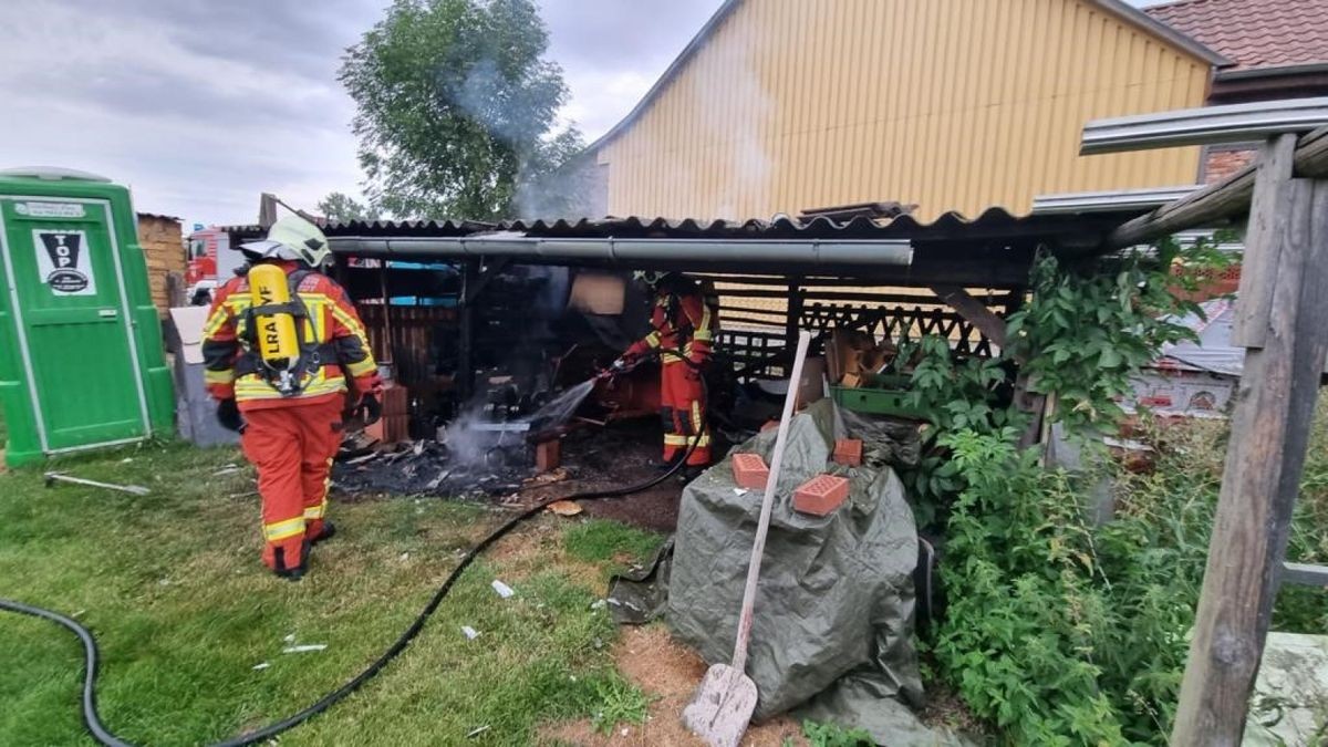 Laut stellvertretendem Wehrleiter Steven Helbing war der Scheunenbrand gegen 20 Uhr gemeldet worden.