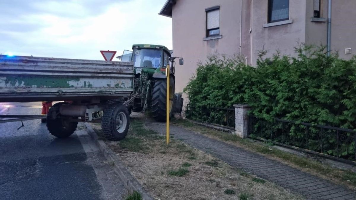 Am Freitag ist in Bad Tennstedt ein Traktor im Vorgarten eines Wohnhauses gelandet.