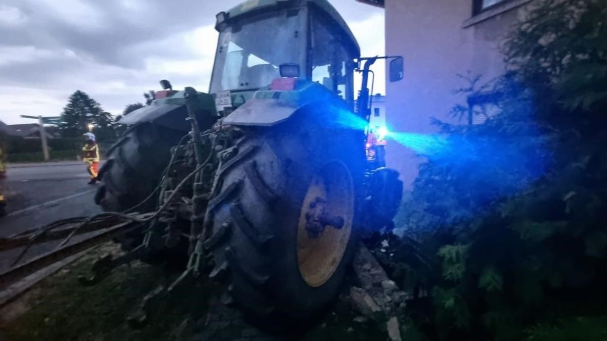 Am Freitag ist in Bad Tennstedt ein Traktor im Vorgarten eines Wohnhauses gelandet.