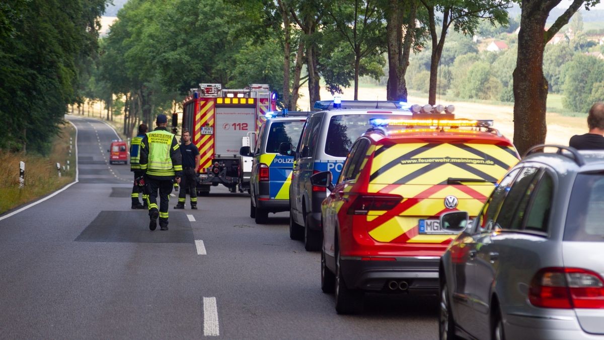 Zu einem schweren Verkehrsunfall ist es am Samstag auf der Straße zwischen Meinigen und Sülzfeld (Landkreis Schmalkalden-Meiningen) gekommen. Dabei wurde der Fahrer aus dem Auto geschleudert und verstarb noch vor Ort.