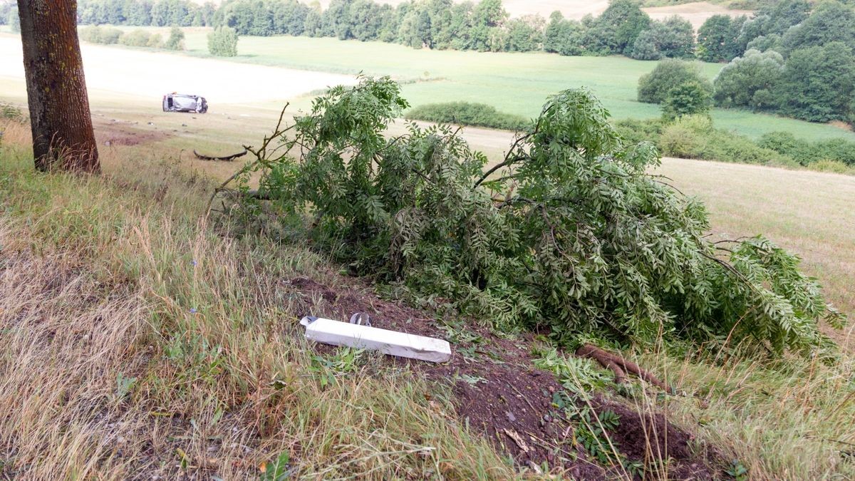 Zu einem schweren Verkehrsunfall ist es am Samstag auf der Straße zwischen Meinigen und Sülzfeld (Landkreis Schmalkalden-Meiningen) gekommen. Dabei wurde der Fahrer aus dem Auto geschleudert und verstarb noch vor Ort.