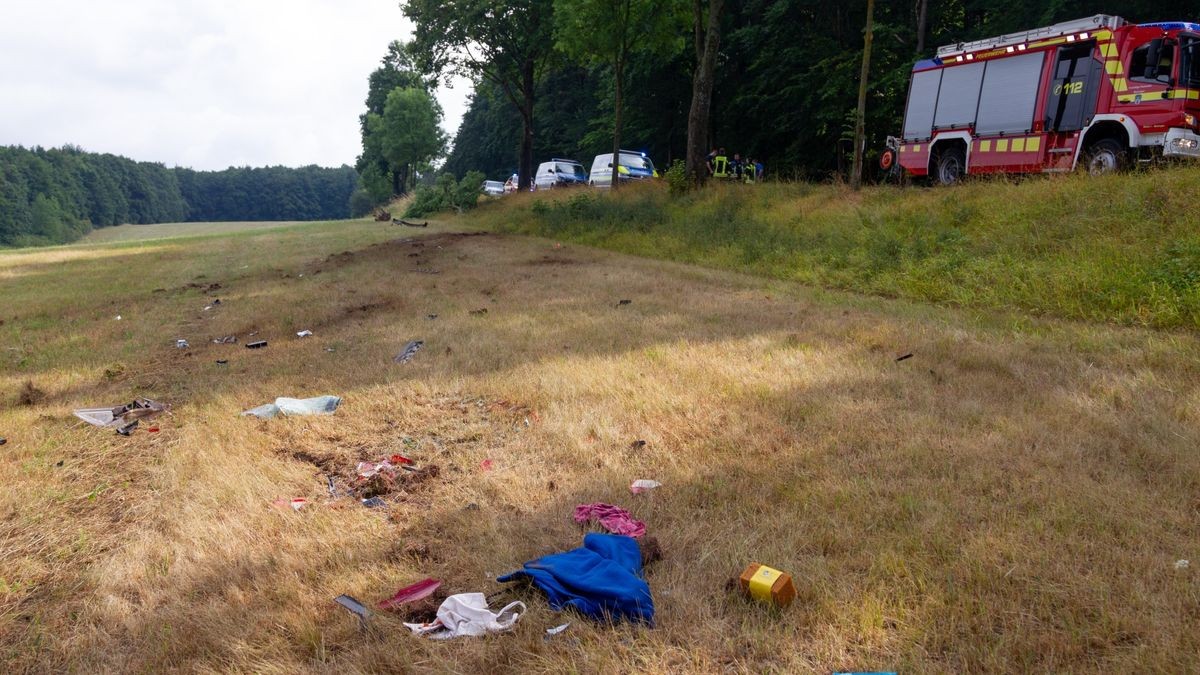 Zu einem schweren Verkehrsunfall ist es am Samstag auf der Straße zwischen Meinigen und Sülzfeld (Landkreis Schmalkalden-Meiningen) gekommen. Dabei wurde der Fahrer aus dem Auto geschleudert und verstarb noch vor Ort.