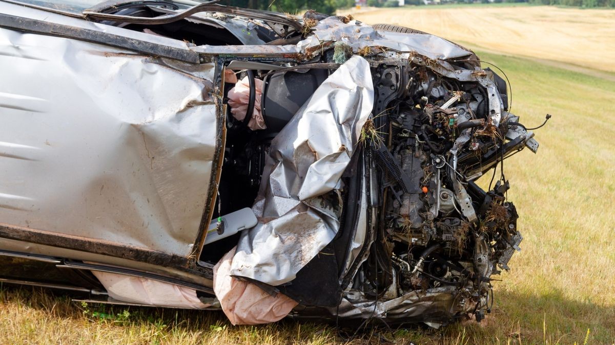 Der Fahrer wurde dabei aus dem Wagen geschleudert und erlag noch vor Ort seinen schweren Verletzungen.