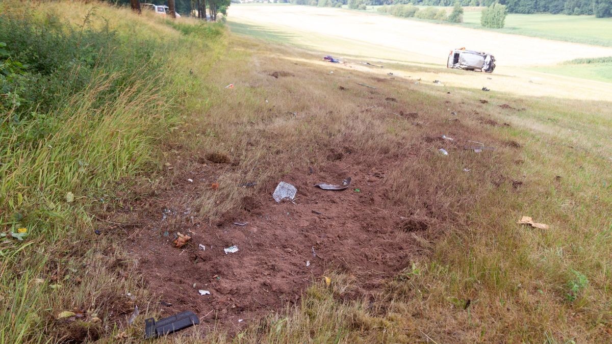 Zu einem schweren Verkehrsunfall ist es am Samstag auf der Straße zwischen Meinigen und Sülzfeld (Landkreis Schmalkalden-Meiningen) gekommen. Dabei wurde der Fahrer aus dem Auto geschleudert und verstarb noch vor Ort.