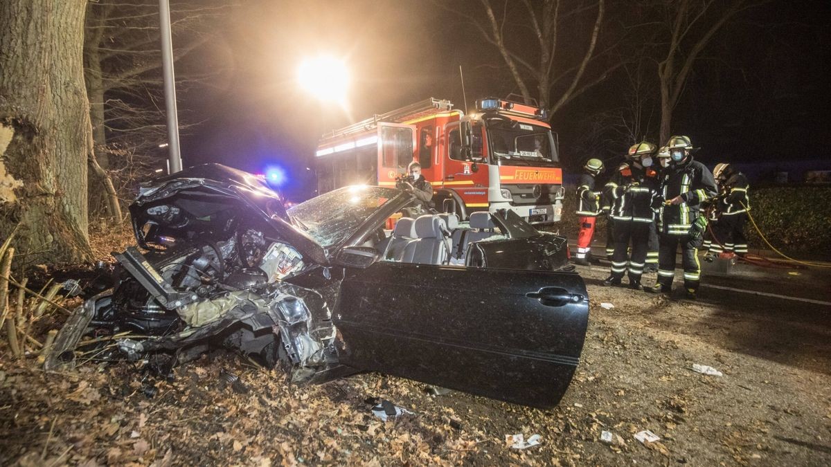 Der 19-Jährige kam nach links von der Fahrbahn ab. Dort stieß der BMW mit der rechten Fahrzeugseite gegen einen Baum.