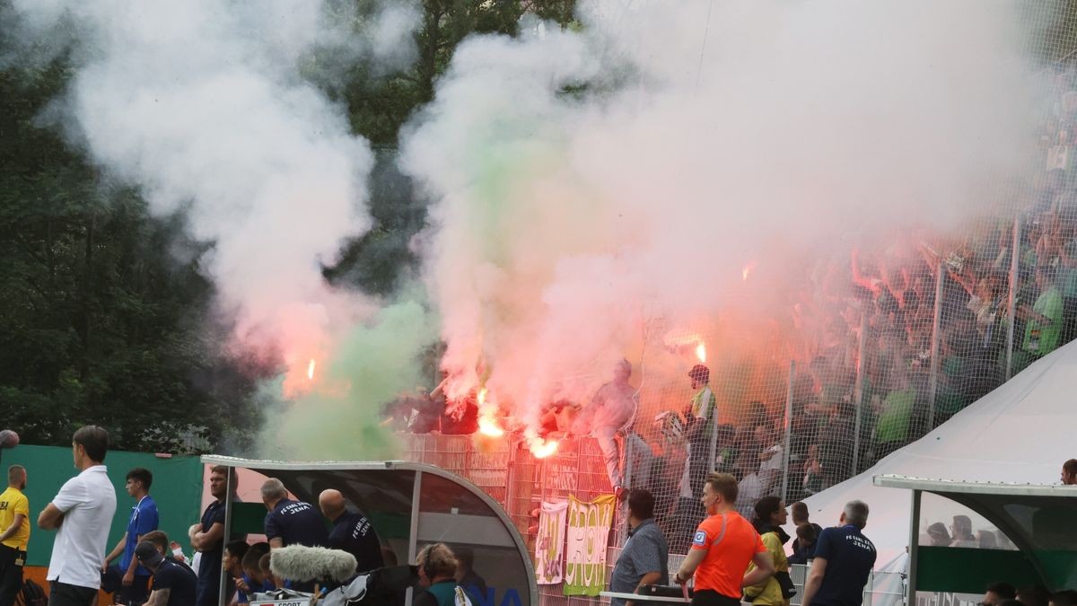 Auch im Fanblock des VfL Wolfsburg wurde bengalisches Feuer gezündet.