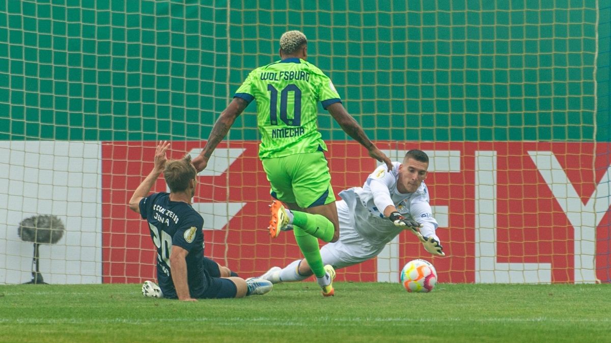 Der VfL Wolfsburg hat sich gegen leidenschaftlich verteidigende Jenaer lange erfolglos gemüht und dem Gegner selbst Raum für Chancen geboten. Kurz vor Schluss jedoch die späte Entscheidung.