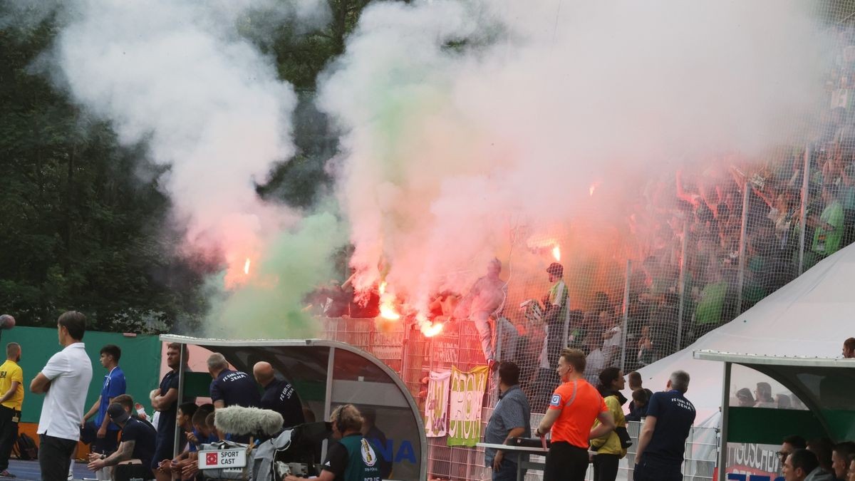 Der Pokalkampf wurde nach dem Abpfiff von unschönen Szenen überschattet. So kam es auf der Haupttribüne zu handgreiflichen Auseinandersetzungen zwischen den Fanlagern, als Wolfsburger Fans versuchten, aus dem Gästeblock in den benachbarten Bereich zu klettern.