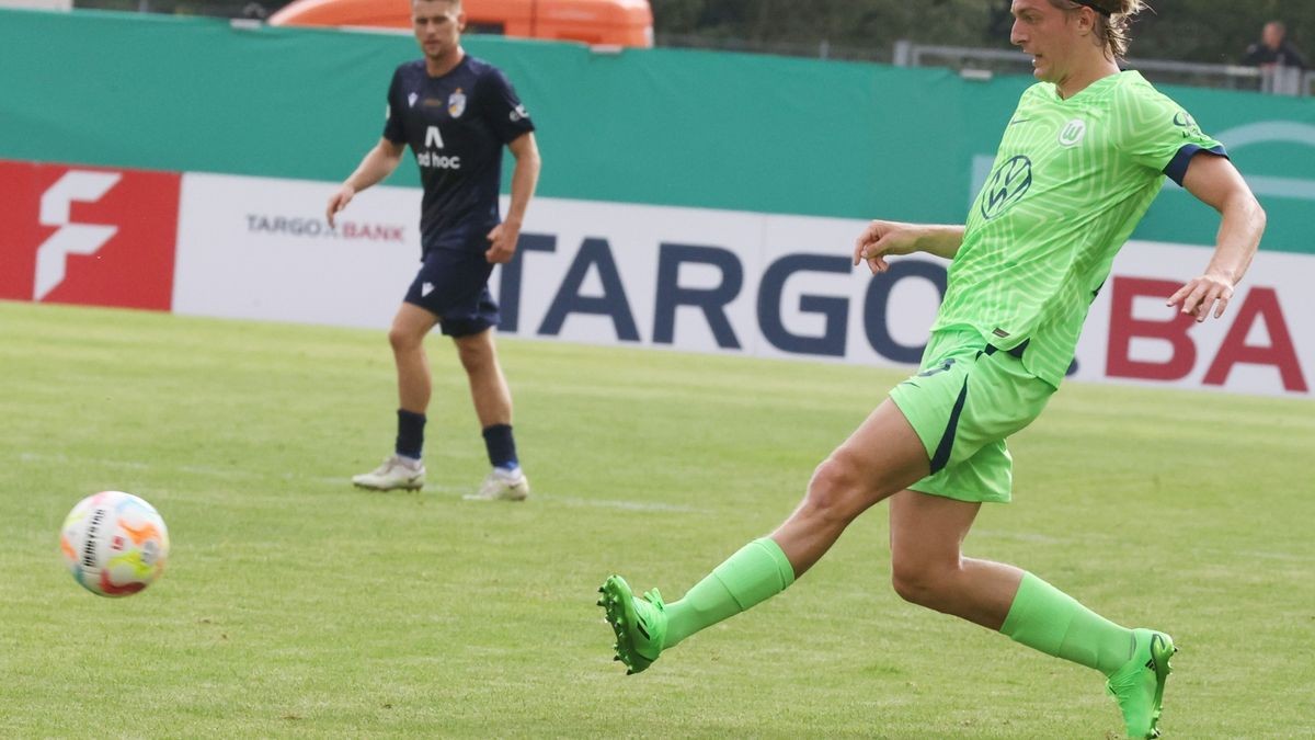 Der VfL Wolfsburg hat sich gegen leidenschaftlich verteidigende Jenaer lange erfolglos gemüht und dem Gegner selbst Raum für Chancen geboten. Kurz vor Schluss jedoch die späte Entscheidung.